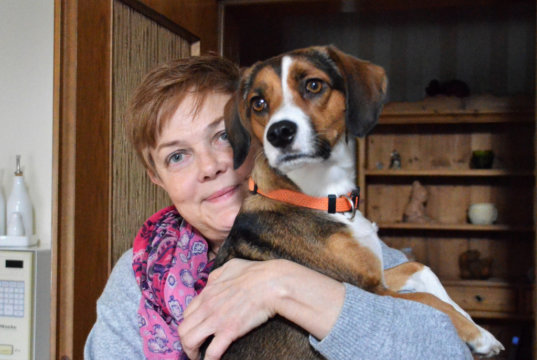 Carola Horlemann ist eines der Gründungsmitglieder der Fellfreunde. Hier ist sie zusammen mit der zweijährigen Emily, einem Beagle-Dackel-Bracke-Mix. (Foto: © Martina Hörle)