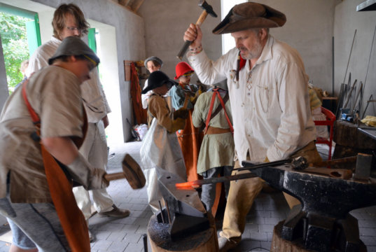 Beim historischen Ferienspiel schlüpfen alle Teilnehmer in historische Gewänder. Diesmal geht es ins Jahr 1851. In der alten Schmiede wird unermüdlich gearbeitet. (Foto: © Martina Hörle)