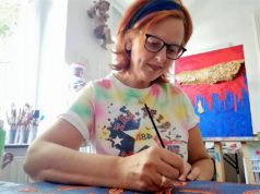 Mehr als nur schöne Bilder malen – das ist das Anliegen der Künstlerin und Kreativ-Therapeutin Fia Biba. (Foto: © Fia Biba)