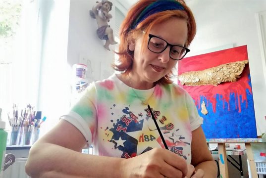 Mehr als nur schöne Bilder malen – das ist das Anliegen der Künstlerin und Kreativ-Therapeutin Fia Biba. (Foto: © Fia Biba)