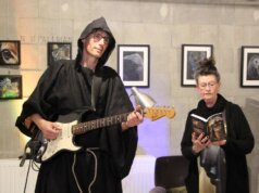 Martina Hörle (rechts) und Markus Wundes (links) bereiteten dem Publikum im Kunstraum einen grusel-spannenden Abend mit dem Buch „Das Flüstern der Ruinen“ und sphärischen Klängen. (Foto © Sandra Grünwald)