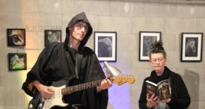 Martina Hörle (rechts) und Markus Wundes (links) bereiteten dem Publikum im Kunstraum einen grusel-spannenden Abend mit dem Buch „Das Flüstern der Ruinen“ und sphärischen Klängen. (Foto © Sandra Grünwald)