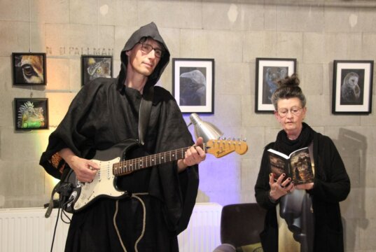 Martina Hörle (rechts) und Markus Wundes (links) bereiteten dem Publikum im Kunstraum einen grusel-spannenden Abend mit dem Buch „Das Flüstern der Ruinen“ und sphärischen Klängen. (Foto © Sandra Grünwald)