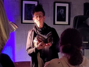 Martina Hörle erzählte von einem Drachen, der im Weltenbaum das Smaragdherz behütet. (Foto © Sandra Grünwald)