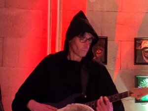 Markus Wundes versetzte das Publikum mit den außergewöhnlichen Klängen seiner Gitarre immer wieder in Staunen. (Foto © Sandra Grünwald)