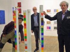 Lothar Ruthmann freut sich über die beiden neuen Gastkünstler, die seit dem letzten Wochenende ihre Werke in der Galerie Ruthmann Surreal zeigen. (v. li. Lothar Ruthmann, Klaus Dreikausen, Thomas Siefer) (Foto: © Martina Hörle)