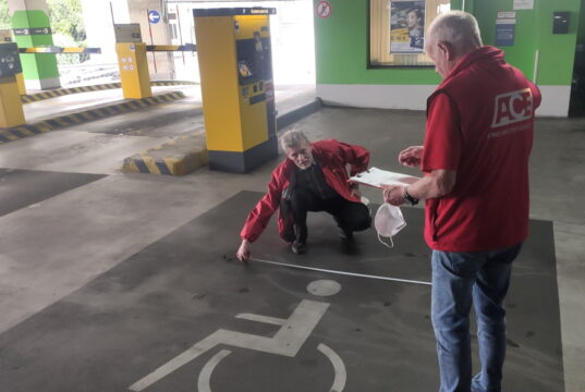Der ACE Auto Club Europa klopft derzeit Parkhäuser auf Barrierefreiheit ab. Wolfgang Gerhards (li.) und Kurt Thomas nehmen die Tiefgarage im Hofgarten unter die Lupe. (Foto: © ACE)