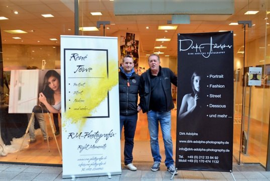 Die beiden Fotografen René Töwe (li.) und Dirk Adolphs stellen derzeit gemeinsam ihre Werke aus. (Foto: © Martina Hörle)