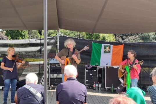 Fragile Matt gaben im Botanischen Garten ein irisches Sommerkonzert, das einfach nur Spaß machte. (Foto © Sandra Grünwald)
