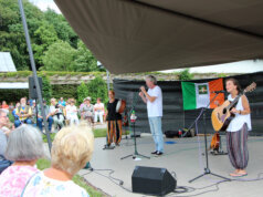 Die drei Powermusiker von Fragile Matt spielten und sangen bereits zum zehnten Mal im Botanischen Garten. (Foto © Sandra Grünwald)