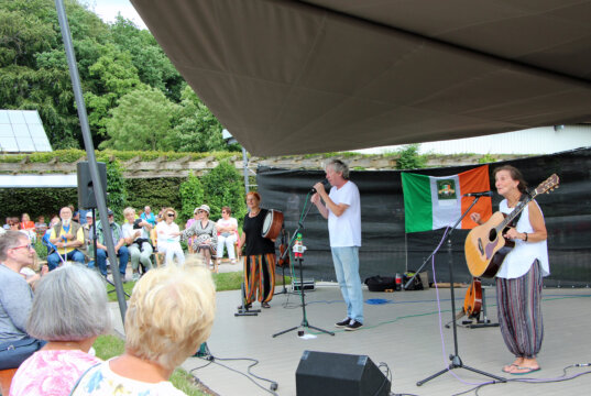 Die drei Powermusiker von Fragile Matt spielten und sangen bereits zum zehnten Mal im Botanischen Garten. (Foto © Sandra Grünwald)