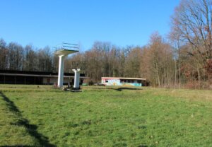 In dieser Kuhle soll ein Pool-Soccer-Platz entstehen. (Foto © Sandra Grünwald)