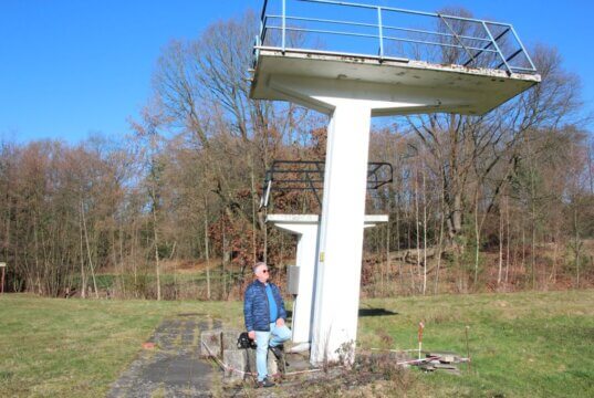 Axel Hoppe vom Förderverein Freizeitpark Aufderhöhe erzählte bei einem Rundgang von den Plänen für die Zukunft. (Foto © Sandra Grünwald)