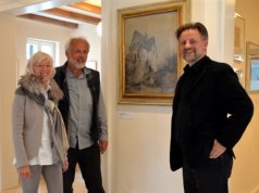 Die Ausstellung mit Werken des Künstlers Friedrich August de Leuw, von Kurator Dirk Balke (re.) organisiert, ist im Fach-Werk-Haus am Küllersberg 3 in Gräfrath zu besichtigen. Das Ehepaar Susanne und Edgar Rixen hatte das Gebäude im Jahr 2007 aufwändig sanieren lassen und jetzt für die Bildersammlung zur Verfügung gestellt. (Foto: © Martina Hörle)