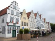 Friedrichstadt im Kreis Nordfriesland in Schleswig-Holstein besticht durch seine niederländischen Häuser, seine Grachten und eine ganz besondere Atmosphäre. (Foto © S. Grünwald)