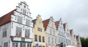 Friedrichstadt: Stadt der Toleranz Friedrichstadt im Kreis Nordfriesland in Schleswig-Holstein besticht durch seine niederländischen Häuser, seine Grachten und eine ganz besondere Atmosphäre. (Foto © S. Grünwald)