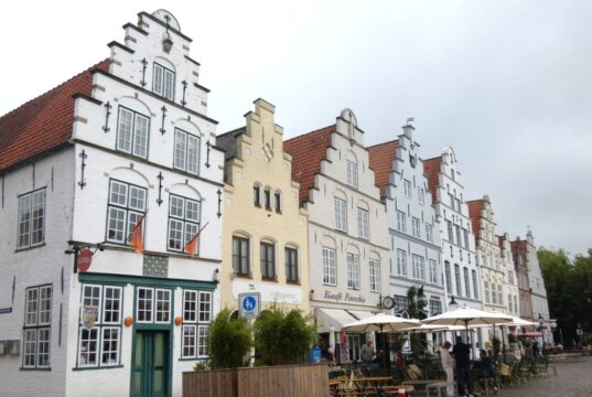 Friedrichstadt im Kreis Nordfriesland in Schleswig-Holstein besticht durch seine niederländischen Häuser, seine Grachten und eine ganz besondere Atmosphäre. (Foto © S. Grünwald)