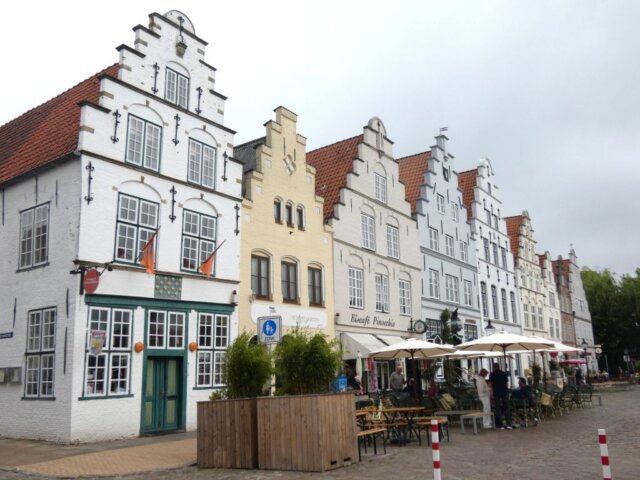 Friedrichstadt im Kreis Nordfriesland in Schleswig-Holstein besticht durch seine niederländischen Häuser, seine Grachten und eine ganz besondere Atmosphäre. (Foto © S. Grünwald)