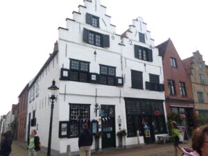 In diesem schmucken Gebäude war einst ein Kaufhaus zu finden, in dem alle Friedrichstädter Bürger eingekauft haben. (Foto © S. Grünwald)
