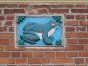 Eine der typischen Hausmarken, die in Friedrichstadt nahezu an jedem Gebäude zu finden sind. (Foto © S. Grünwald)