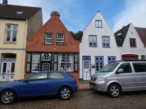 In dem schmucken roten Backsteingebäude lebten lange Zeit die Remonstranten-Pastoren, heute wird es von einem Künstler bewohnt. (Foto © S. Grünwald)