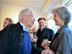 Großen Anklang fanden die Arbeiten von Künstlerin Petra Fröning, die derzeit in der Galerie ART-ECK bei Dirk Balke (Mitte) bezaubernde Vogelporträts und großformatige Landschaften zeigt. (Foto: © Martina Hörle)