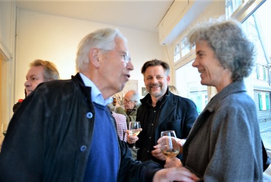 Großen Anklang fanden die Arbeiten von Künstlerin Petra Fröning, die derzeit in der Galerie ART-ECK bei Dirk Balke (Mitte) bezaubernde Vogelporträts und großformatige Landschaften zeigt. (Foto: © Martina Hörle)