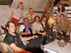 Auf ihrer Europa-Tournee machten die „Fur Coats“ am Freitag Halt im Alten Stellwerk. (v. li. Jacob Early, Betty Downey, Stefan Seeger, Sabine Stosch, Matthew Lynch, Chris Karl Hoganson, Anna Tyler, Nathan Weber). (Foto: © Martina Hörle)