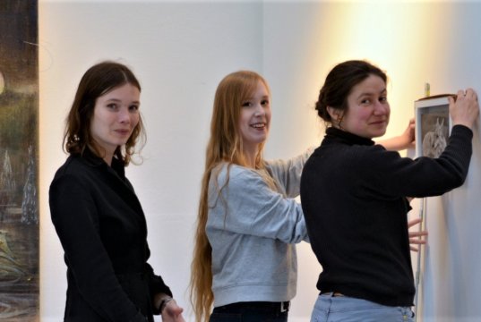 Meret Held, Marleen Müller und Julia Wilczewski präsentieren ihre Werke in der Galerie Kirschey. Titel der Ausstellung „Futur Tier“. (Foto: © Martina Hörle)