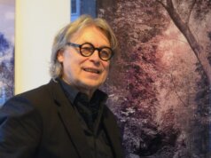 Künstler Wolf de Haan zeigt in der Ausstellung sechs Werke seiner Baumporträts. Die Baumreihe trägt den Titel „Waldrausch“. (Foto: © Martina Hörle)