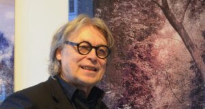 Künstler Wolf de Haan zeigt in der Ausstellung sechs Werke seiner Baumporträts. Die Baumreihe trägt den Titel „Waldrausch“. (Foto: © Martina Hörle)