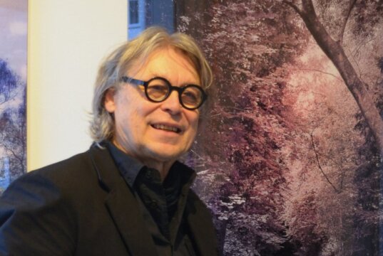 Künstler Wolf de Haan zeigt in der Ausstellung sechs Werke seiner Baumporträts. Die Baumreihe trägt den Titel „Waldrausch“. (Foto: © Martina Hörle)