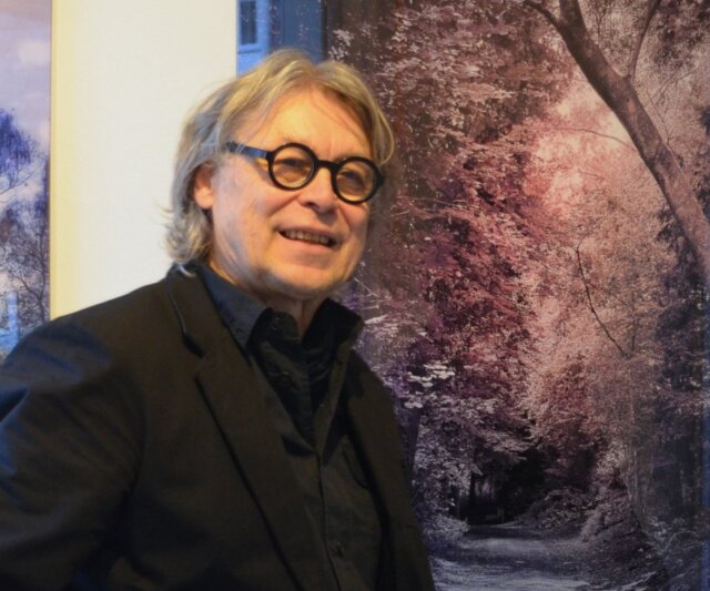 Künstler Wolf de Haan zeigt in der Ausstellung sechs Werke seiner Baumporträts. Die Baumreihe trägt den Titel „Waldrausch“. (Foto: © Martina Hörle)