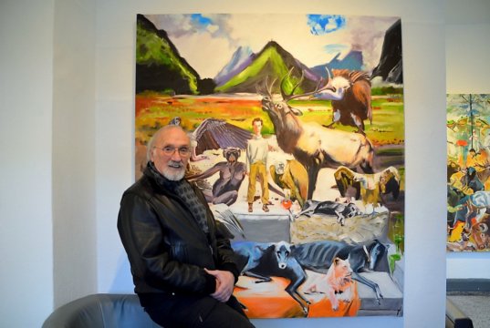 Helmut Büchter ist Maler und Bildhauer. Der Mettmanner Künstler wollte ursprünglich Illustrator werden. Hinter ihm ist sein Werk „Wapiti“ zu sehen. (Foto: © Martina Hörle)