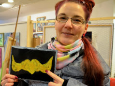 Saskia Bela startet eine Aktion, bei der Groß und Klein Herzen gestalten kann, die für kleines Geld verkauft werden. Mit dem Erlös soll der Förderverein Tischlein deck dich unterstützt werden. (Foto. © Martina Hörle)