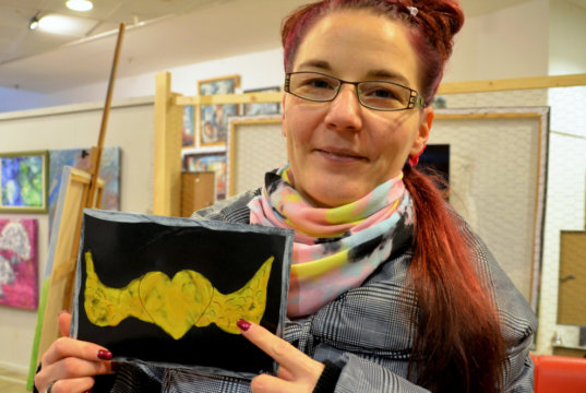Saskia Bela startet eine Aktion, bei der Groß und Klein Herzen gestalten kann, die für kleines Geld verkauft werden. Mit dem Erlös soll der Förderverein Tischlein deck dich unterstützt werden. (Foto. © Martina Hörle)