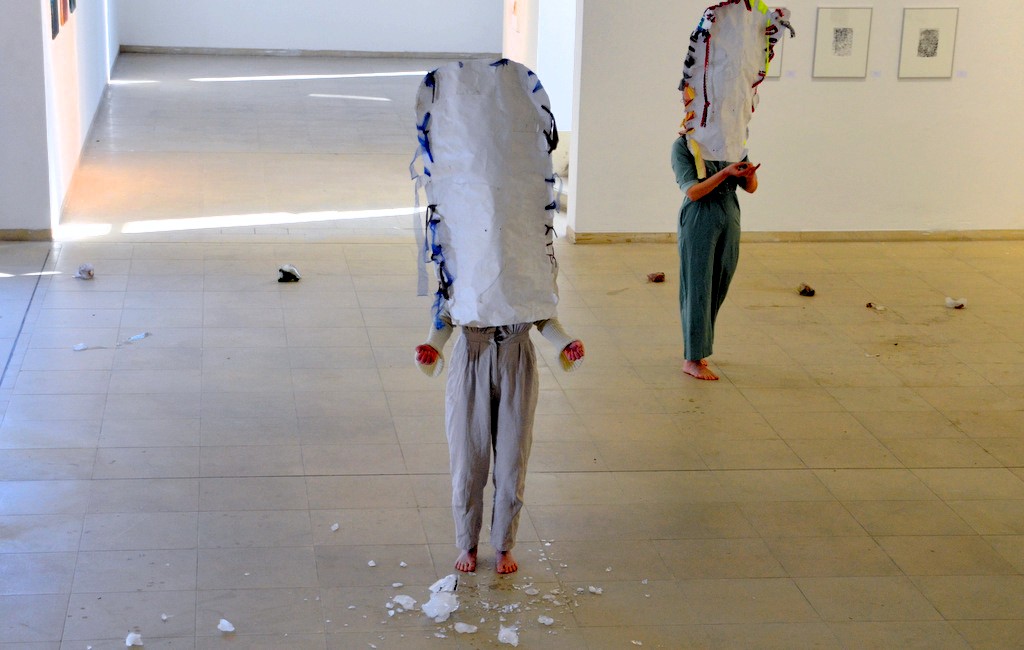 Die überdimensionalen Masken stehen sinnbildlich für soziale Kälte und Distanz. (Foto: © Martina Hörle)