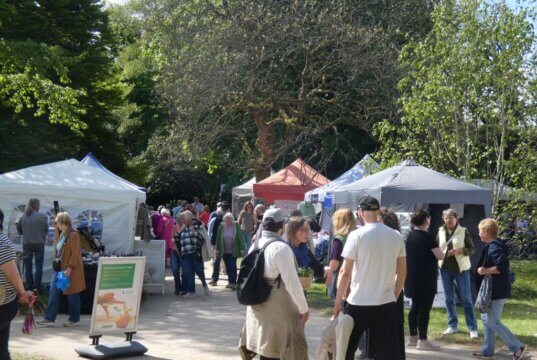Der 15. Garten- und Blumenmarkt im Botanischen Garten lockt mit 125 Ständen und einem Bühnenprogramm. (Foto © Sandra Grünwald)