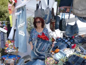 Brigitte Gnieser näht Taschen auch aus den Bünden von alten Jeans. (Foto © Sandra Grünwald)