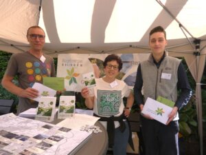 Ludger Grieger, Dagmar Blum und Johannes Schröder von der BürgerEnergie Solingen eG informieren über ihren regionalen Öko-Strom. (Foto © Sandra Grünwald)