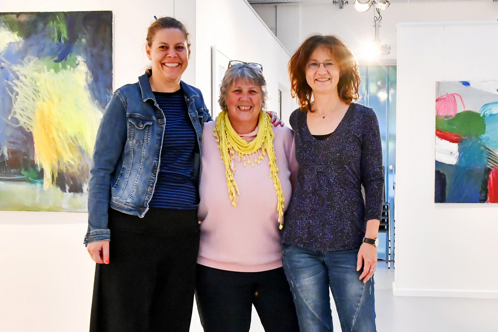 Die drei Künstlerinnen Isabel Kämpf, Heidi Becker, Rita Viehoff (v. li.) zeigen ab dem kommenden Sonntag ihre Arbeiten unter dem Titel „TRIVALENT“ in der Galerie Kirschey. (Foto: © Astrid Kirschey)