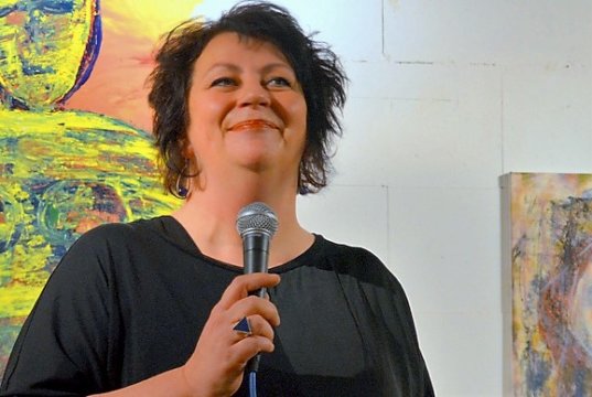 Künstlerin Annelie Döpp zeigt in ihrer ersten großen Ausstellung 30 ihrer vielseitigen Werke. (Foto: © Martina Hörle)