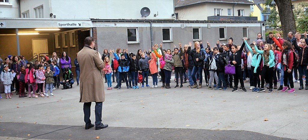 Die Grundschule Katternberg brach mit allen Klassen (250 Schüler) auf ihre Pilgerwanderung nach Altenberg auf. OB Tim Kurzbach war ebenfalls erschienen und verabschiedete die Gruppe auf ihre Tour. (Foto: © Martina Hörle)
