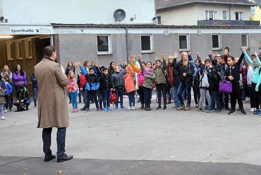 Die Grundschule Katternberg brach mit allen Klassen (250 Schüler) auf ihre Pilgerwanderung nach Altenberg auf. OB Tim Kurzbach war ebenfalls erschienen und verabschiedete die Gruppe auf ihre Tour. (Foto: © Martina Hörle)