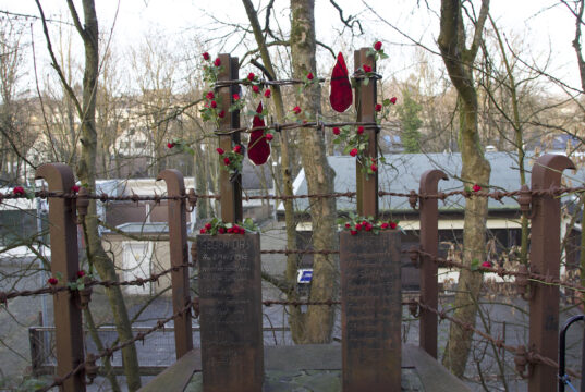 Das Mahnmal für die verschleppten und in Auschwitz ermordeten Solinger Sinti und Roma an der Korkenziehertrasse. (Foto: © Sarah Schmitz)