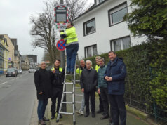 Verkehrswacht und Eugen-Otto-Butz-Stiftung übergaben der Stadt ein Geschwindigkeitsdisplay, das gleich vor der Grundschule Katternberg ihren Platz fand. (Foto © Sandra Grünwald)