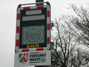 Das Geschwindigkeitsdisplay soll die Autofahrer auf freundliche Weise auf die vorgeschriebene Geschwindigkeit hinweisen. (Foto © Sandra Grünwald)
