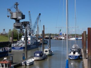 Auch die Einsatzschiffe von Zoll und der Küstenwache liegen im Außenhafen. (Foto © Sandra Grünwald)