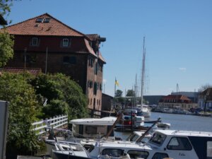 Der Alte Salzspeicher scheint über den Binnenhafen zu wachen. (Foto © Sandra Grünwald)