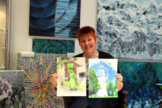 Anneli Saure ist freischaffende Solinger Künstlerin. Derzeit arbeitet sie gerade an einer Serie mit Solinger Motiven. (Foto: © Martina Hörle)